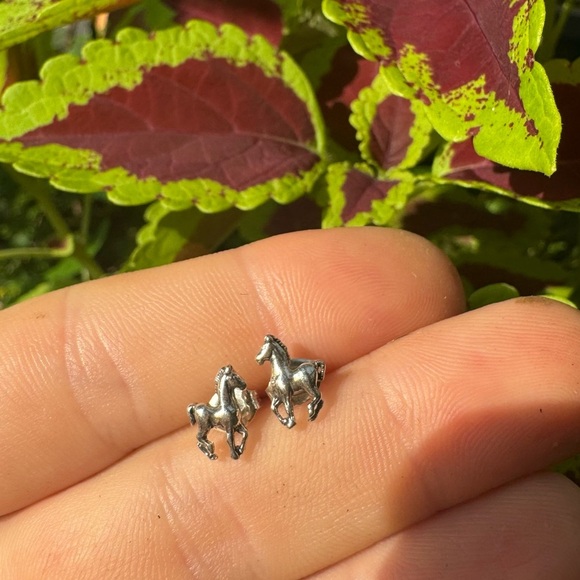 925 Sterling Silver earrings Ear Stud horse NWOT - Picture 3 of 3
